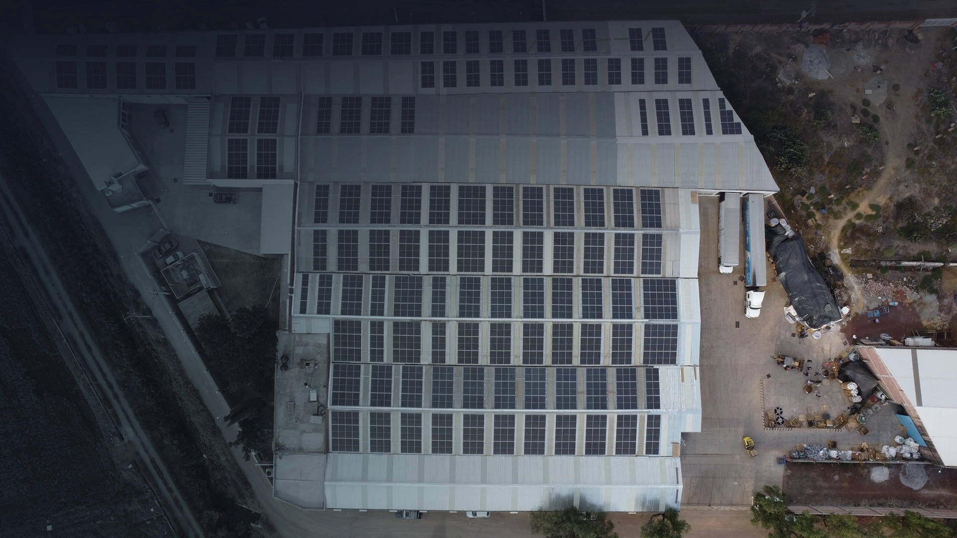 Paneles solares en nave industrial