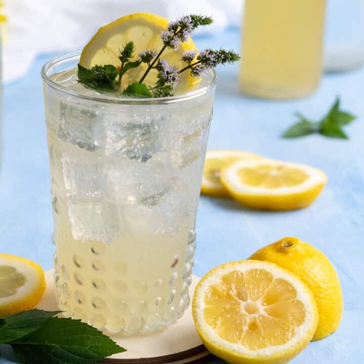 Soda water with lemon