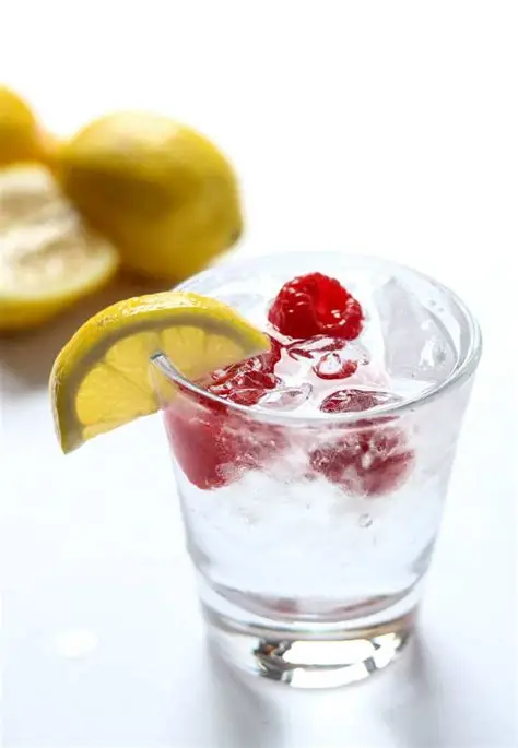Soda water with raspberry