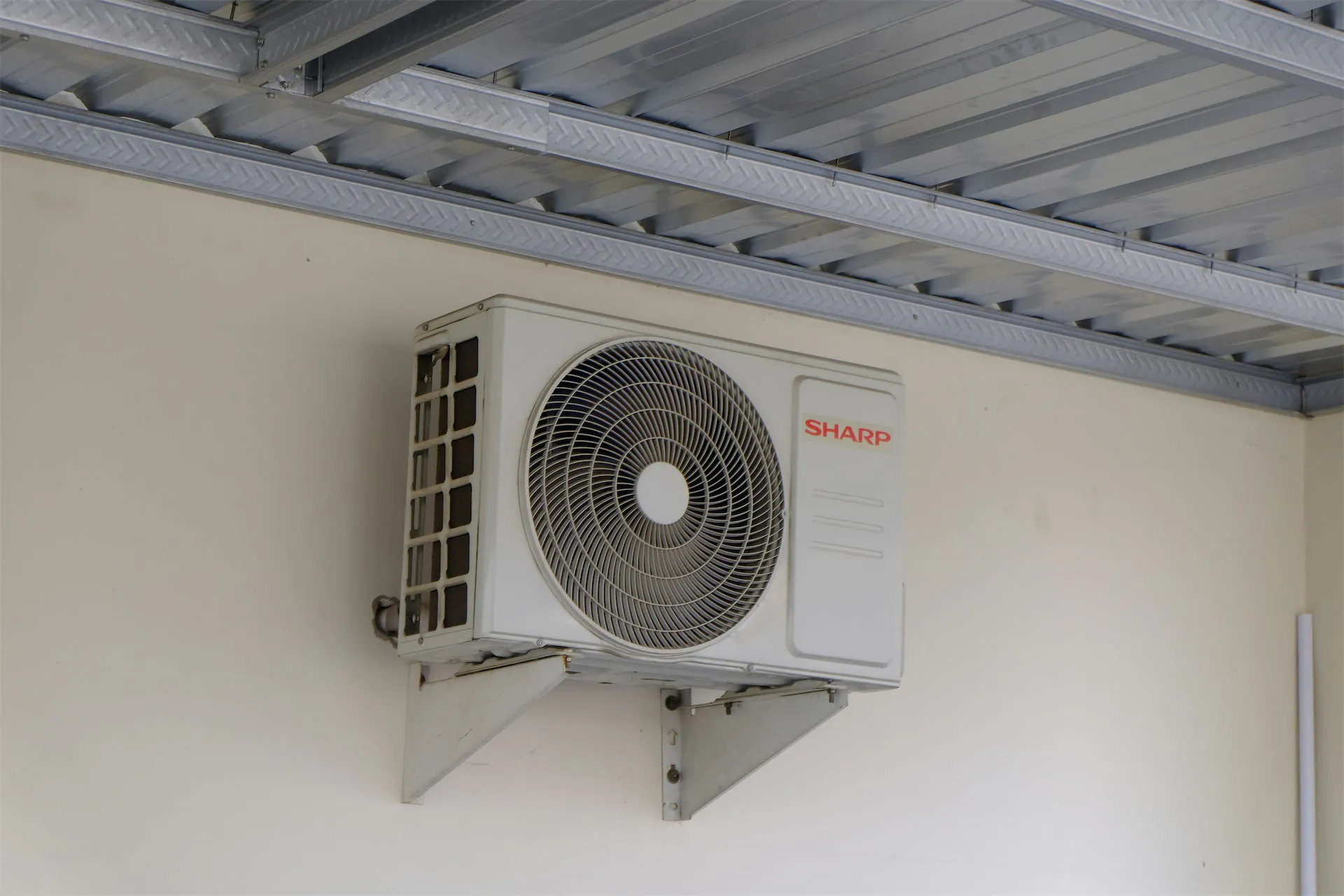 Unité extérieure de climatisation fixée sur une façade