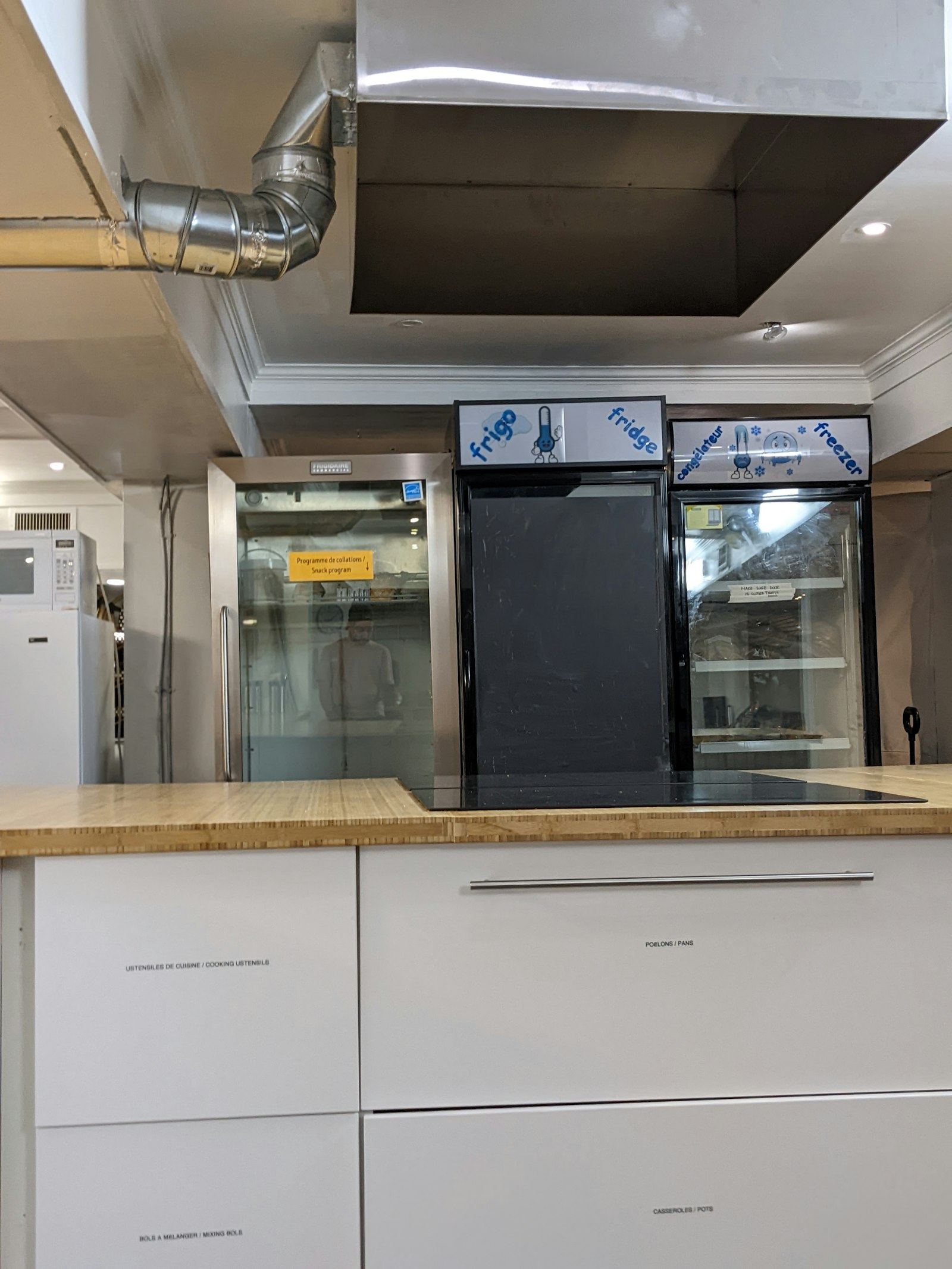 Cuisine professionnelle équipée de vitrines réfrigérées