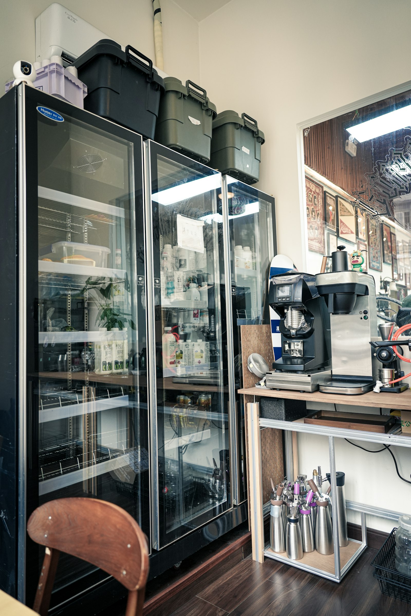 Vitrines réfrigérées dans un café
