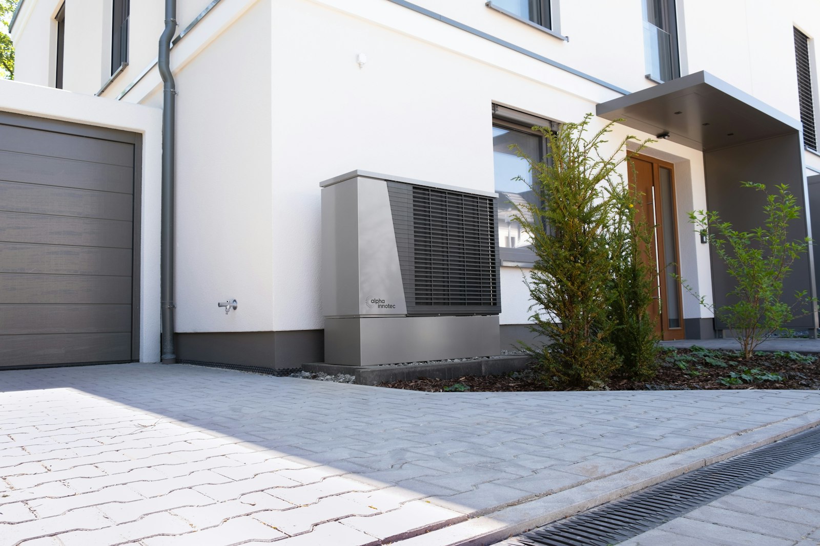 Pompe à chaleur installée devant une maison