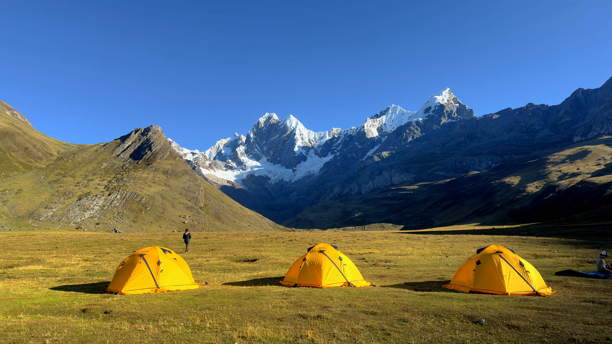 Campement de trek au pied des sommets enneigés de la cordillère Huayhuash, au Pérou
