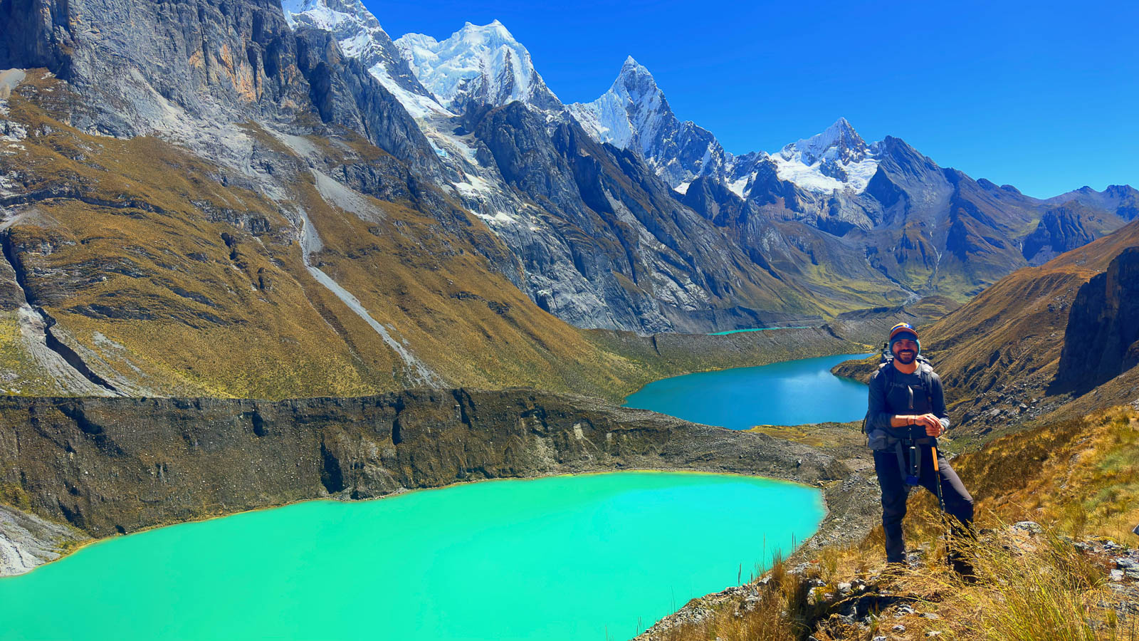 Alexis, fondateur de Sherpaz, au-dessus des lacs de Siula dans la cordillère Huayhuash