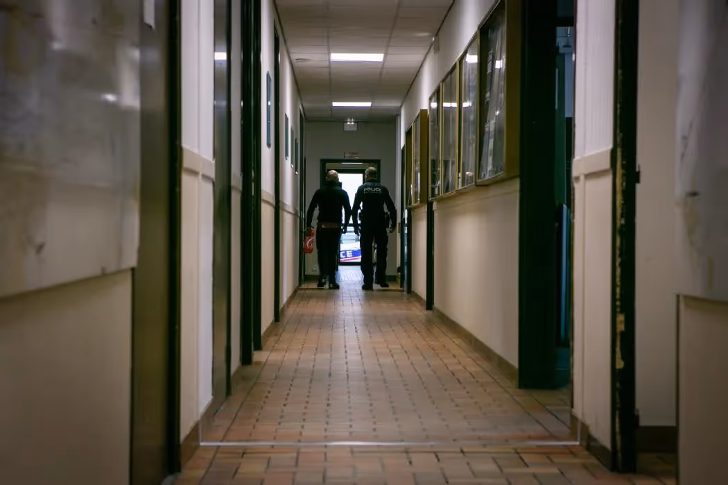 Prolongation de la garde à vue : conditions, droits et recours