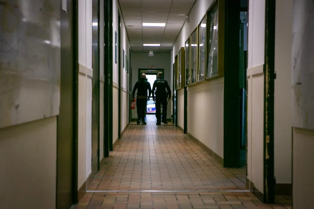 Prolongation de la garde à vue : conditions, droits et recours