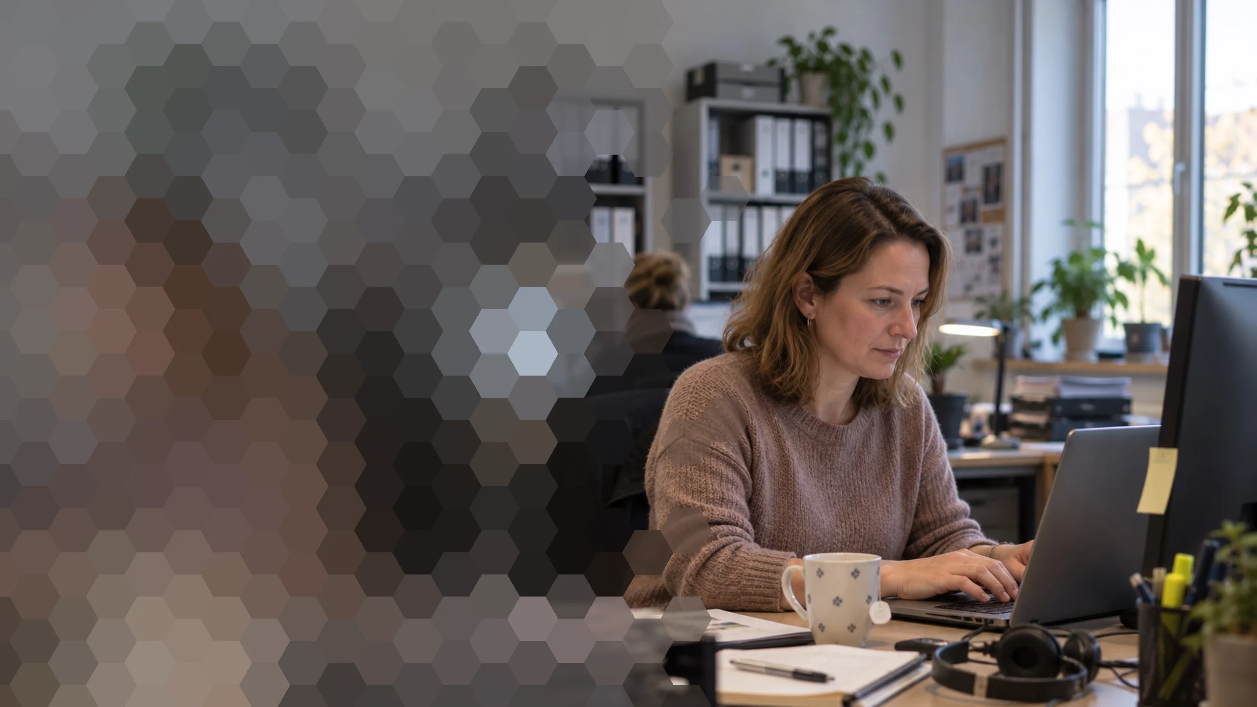 Mitarbeiterin beantwortet E-Mails mit neuramail