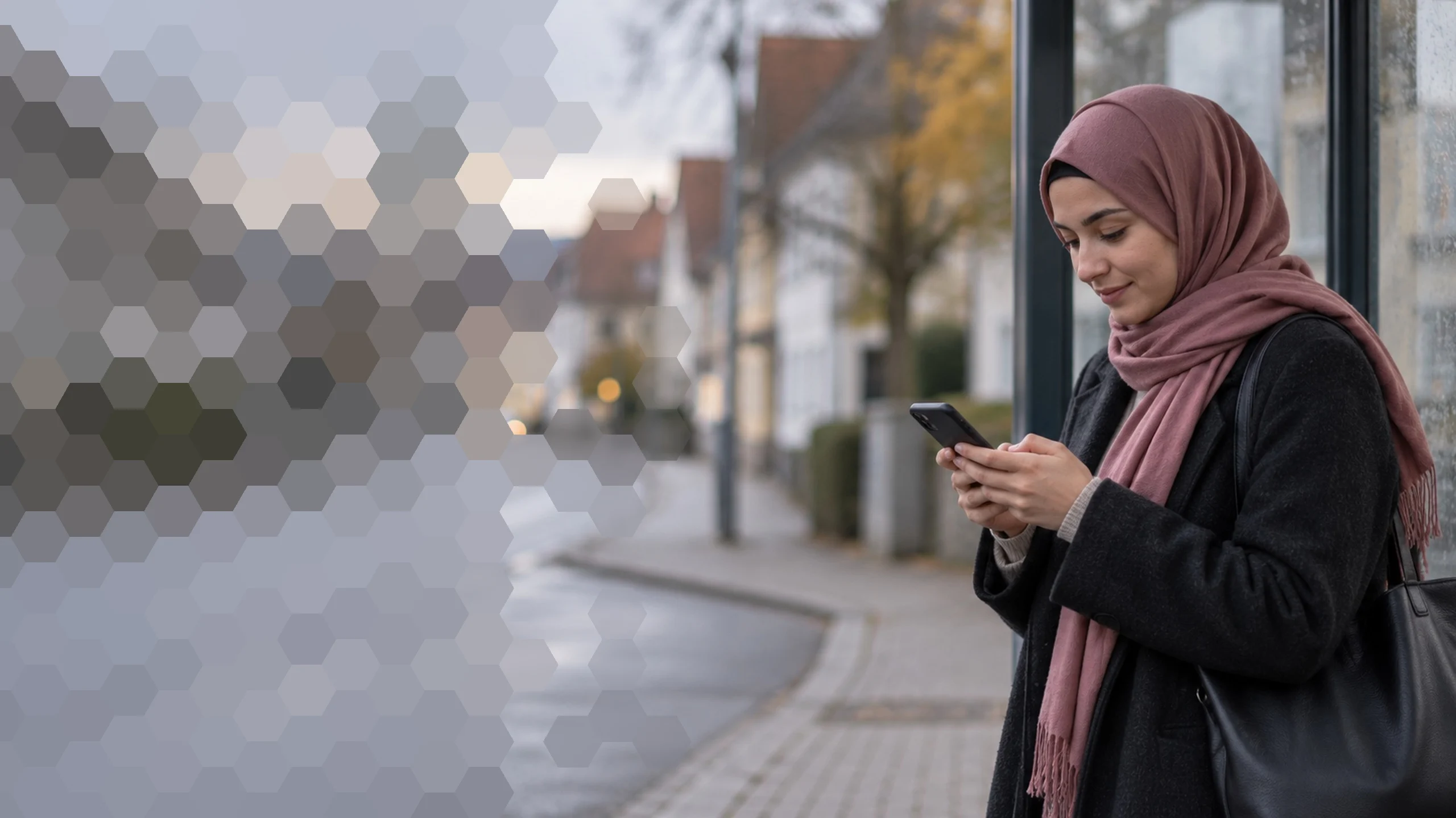 Bürgerin liest unterwegs auf dem Smartphone, mit neurasimple in Einfacher Sprache