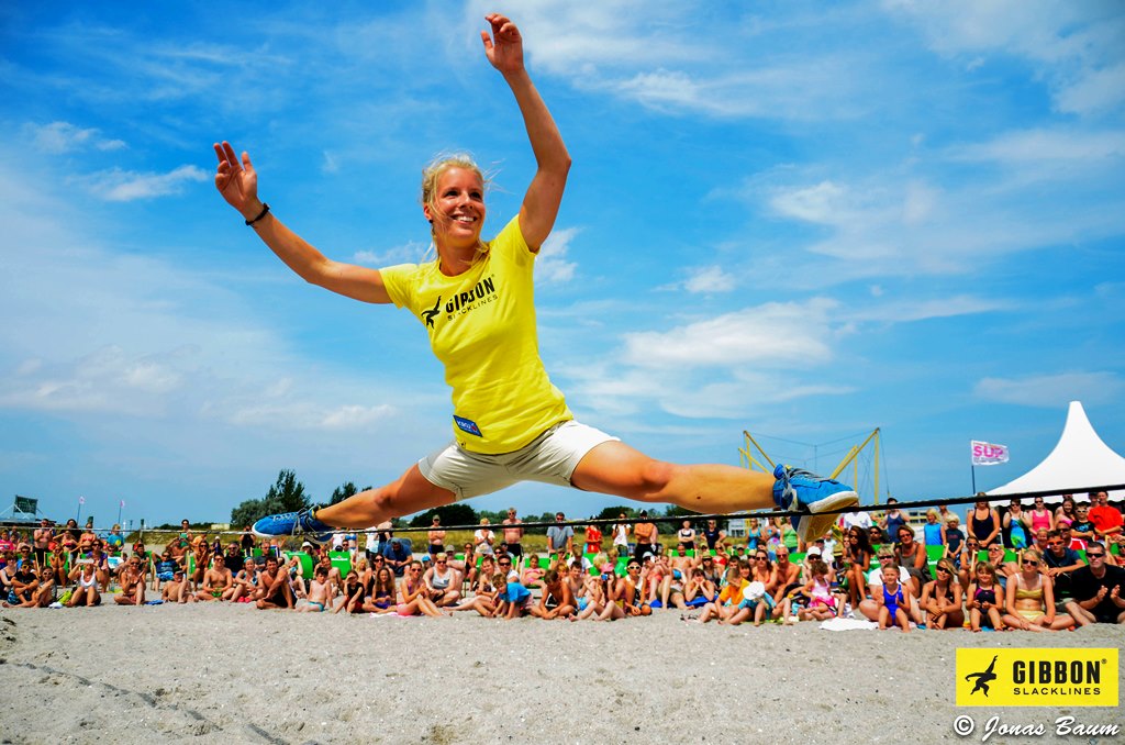 Elli Schulte Weltranglisten 1. - 2014 im Slacklining bei der Eröffnungsefeier dem Erlebnispädagogik Schule Köln am 15.05.2015 1127