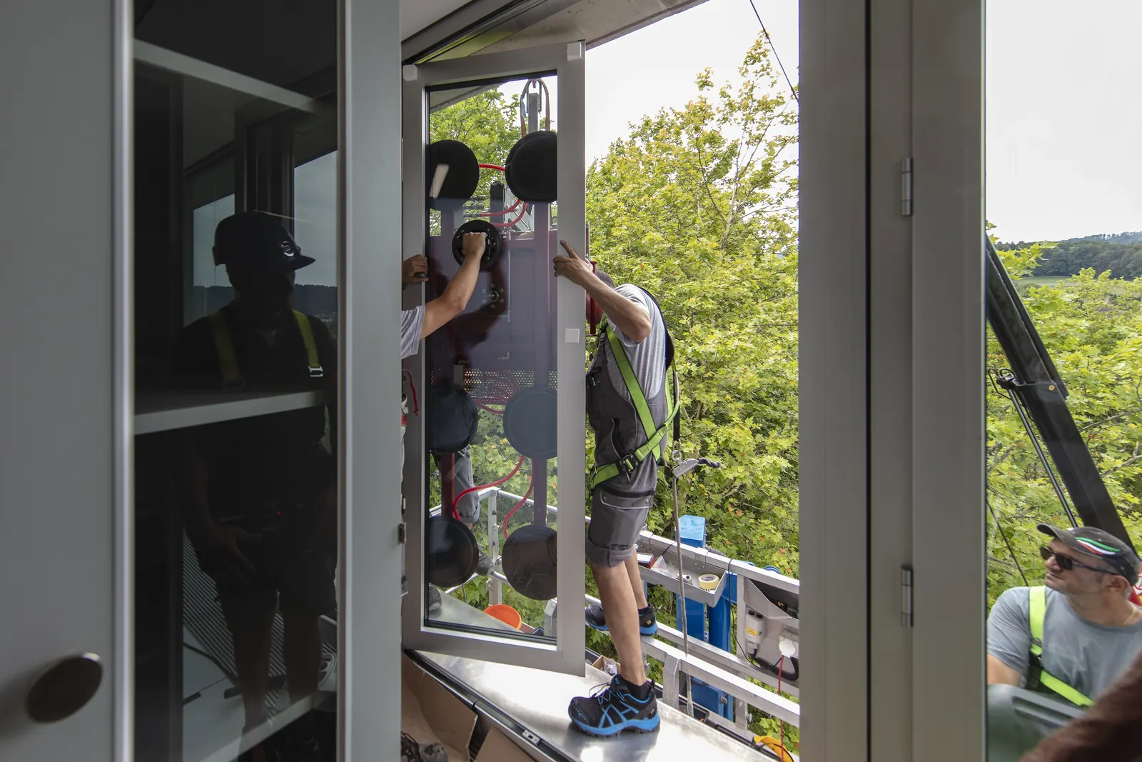 Monteure beim Einsetzen eines Fensters