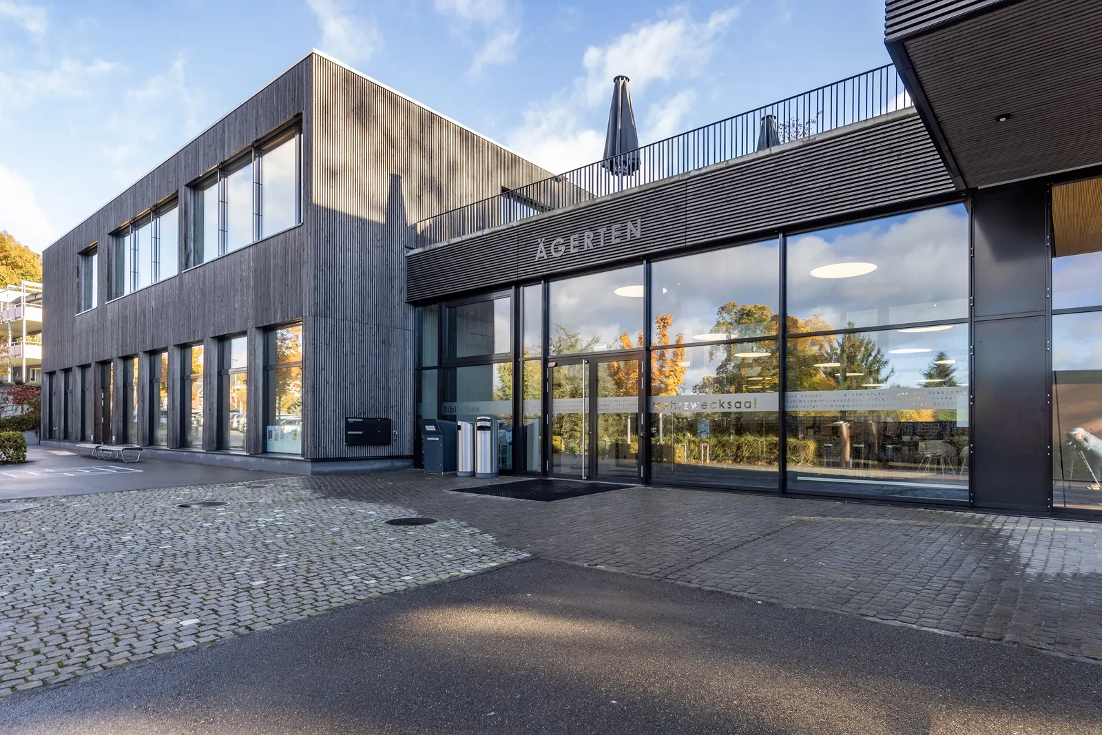 Eingangsbereich mit Glasfront eines Schulhauses