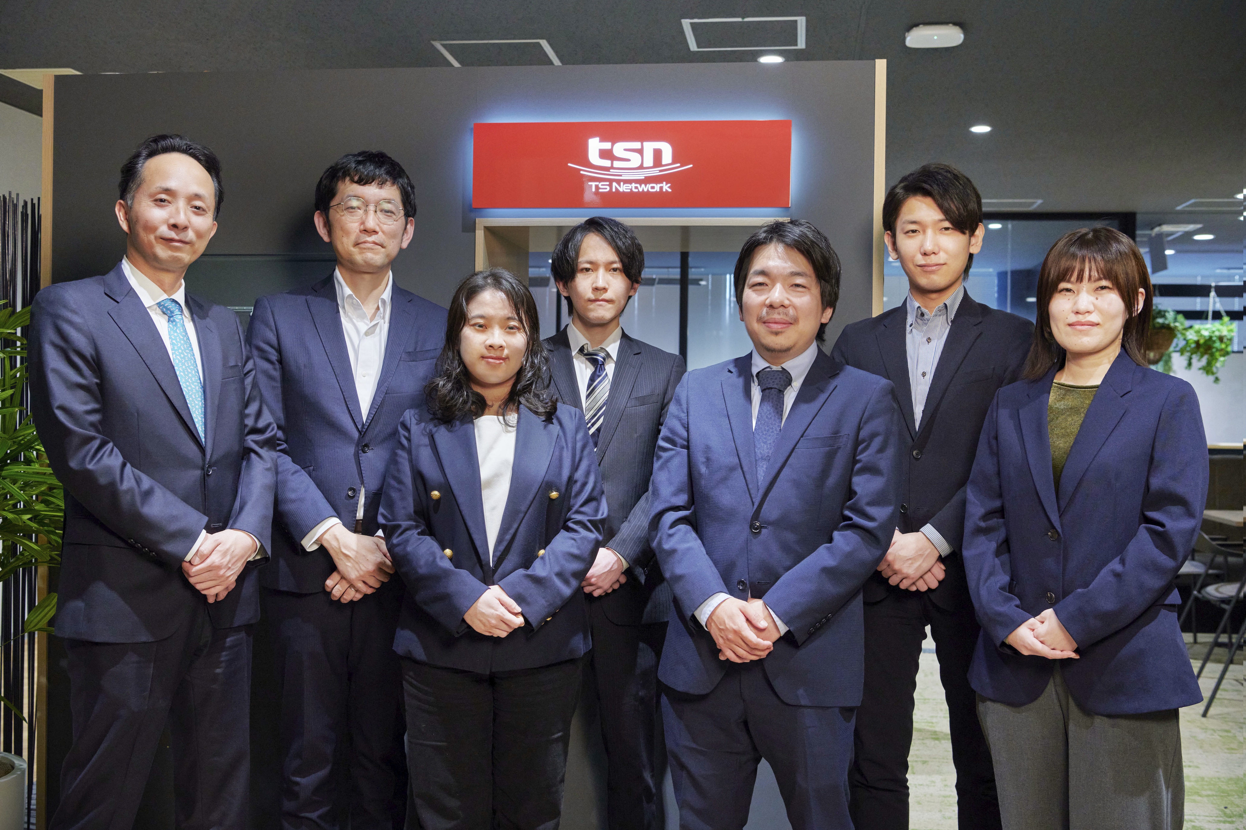 左から：スパークル法律事務所三谷革司弁護士、TSネットワーク株式会社 総務部 次長／チームリーダー 小山 顕太郎様、荻山 真梨様、伊東 響佑様、下井 隆寛様、栗城 冬尉様、髙橋 佑希様