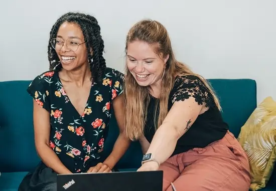 2 consultantes EcoVadis devant un ordinateur