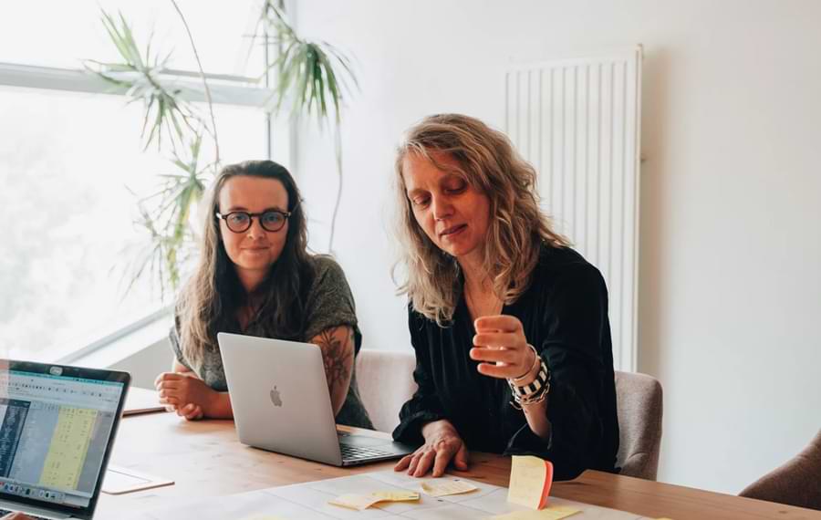 2 consultants RSE utilisant un logiciel dédié