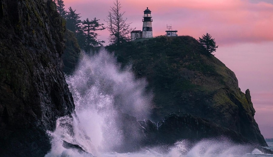 paysage littoral avec un phare