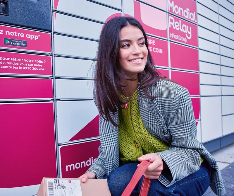 femme devant un locker mondial relay