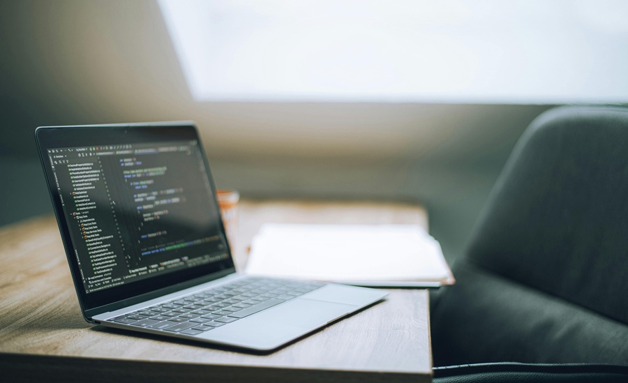 ordinateur sur une table