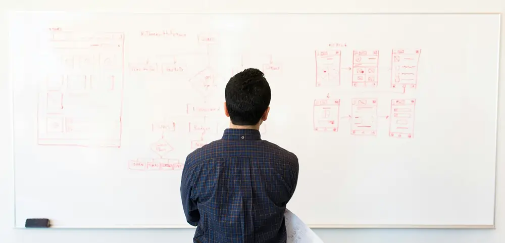 consultant devant un tableau