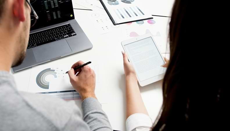 2 consultants CSRD au travail