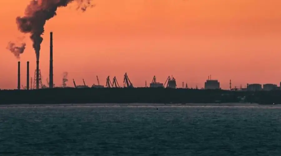 panorama industriel au bord de la mer