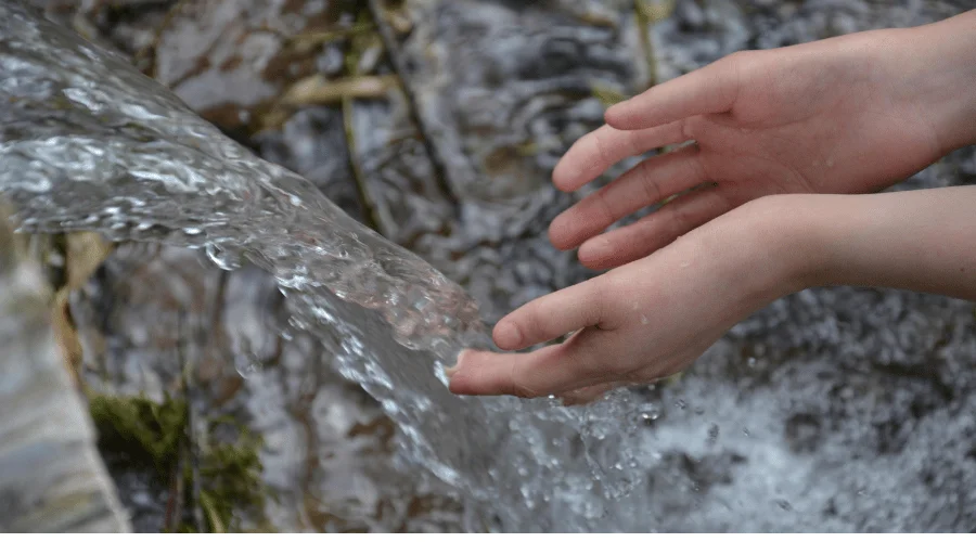 mains dans un cours d'eau 