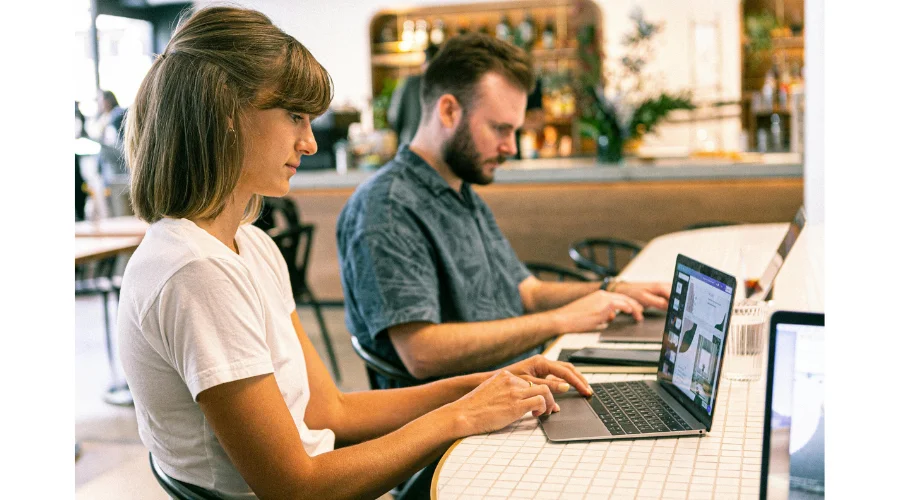 photo de femme utilisant un ordinateur portable