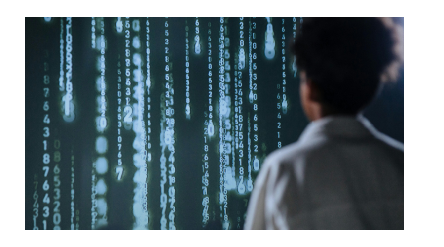 homme de dos regardant des colonnes de codes