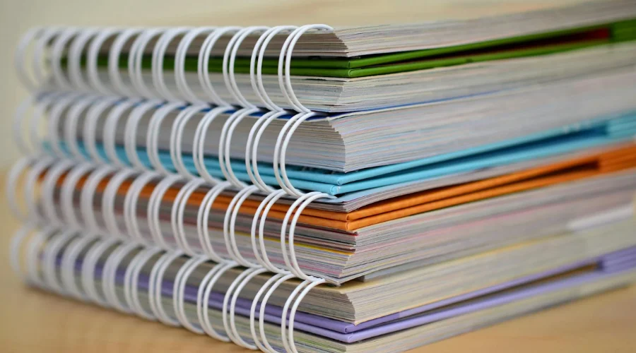 dossiers multicolores empilés 