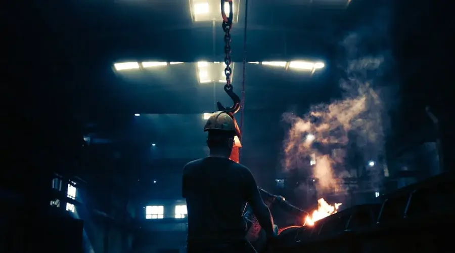 homme de dos travail local sombre