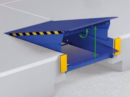Blaue rutschfeste Verladerampe mit gelben Sicherheitspuffern, die in eine Ladebucht integriert ist, mit grünen Pfeilen zur Höhenverstellung.