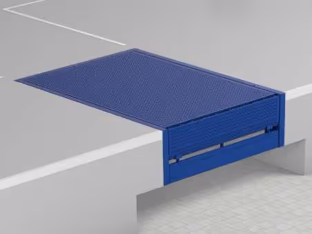 Blaues, rechteckiges Verkehrshindernis oder Schwelle auf einer grauen Straße mit weißen Bodenmarkierungen.