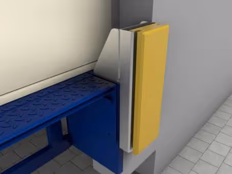Gelber Schutzpuffer an einer Ecke einer blauen Metallstruktur in einem Flur mit grauen Fliesen.