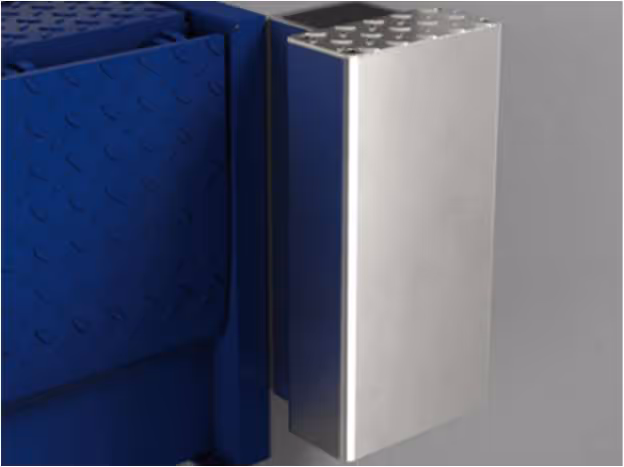 Nahaufnahme eines blauen Metallrahmens mit einem angebrachten rechteckigen silbernen Metallpuffer.