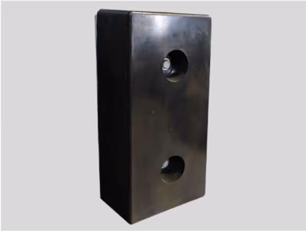 Rechteckiger schwarzer Gummipuffer mit zwei großen runden Löchern auf der Vorderseite.