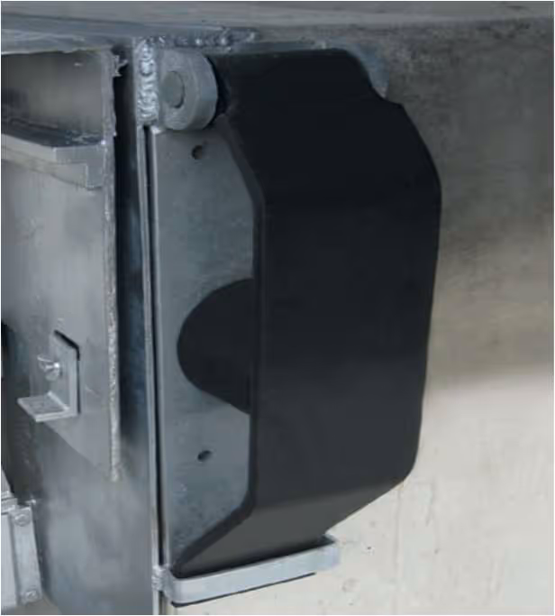 Nahaufnahme eines schwarzen, rechteckigen, montierten Kunststoffgehäuses an einer grauen Metallstruktur.