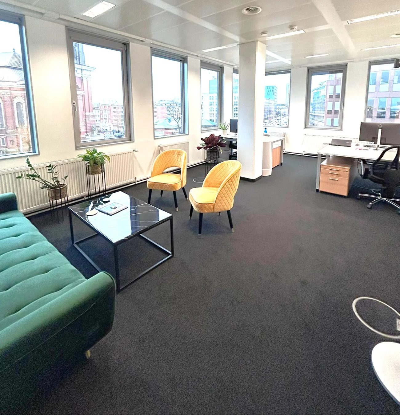 BZ Business Center Hamburg – helles Teambüro mit Fensterfront über der Stadt