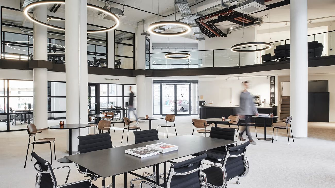 The BYRO München – offene Coworking-Halle mit Galerieebene und Café-Bereich