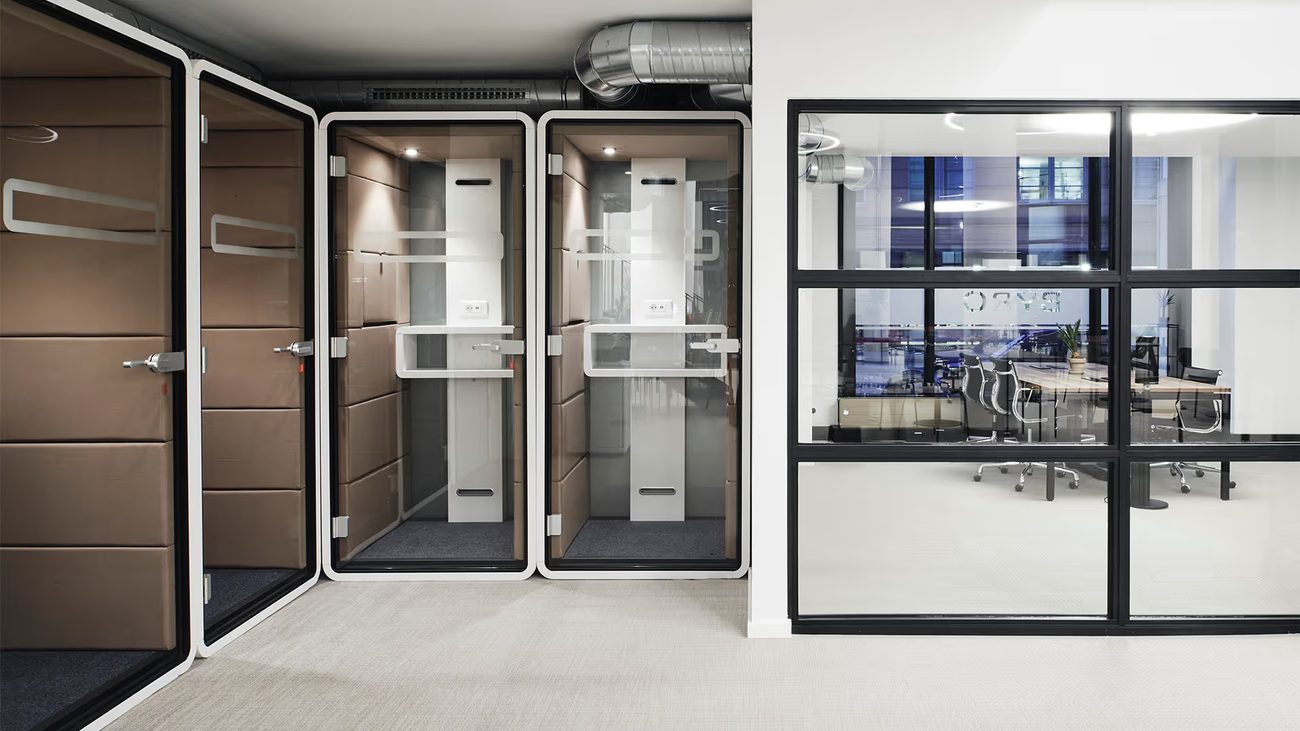 The BYRO München – Telefonboxen und verglaster Meetingraum