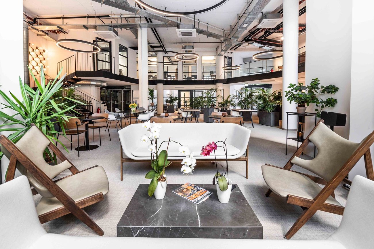 The BYRO München – Lounge mit Designersesseln und Marmortisch