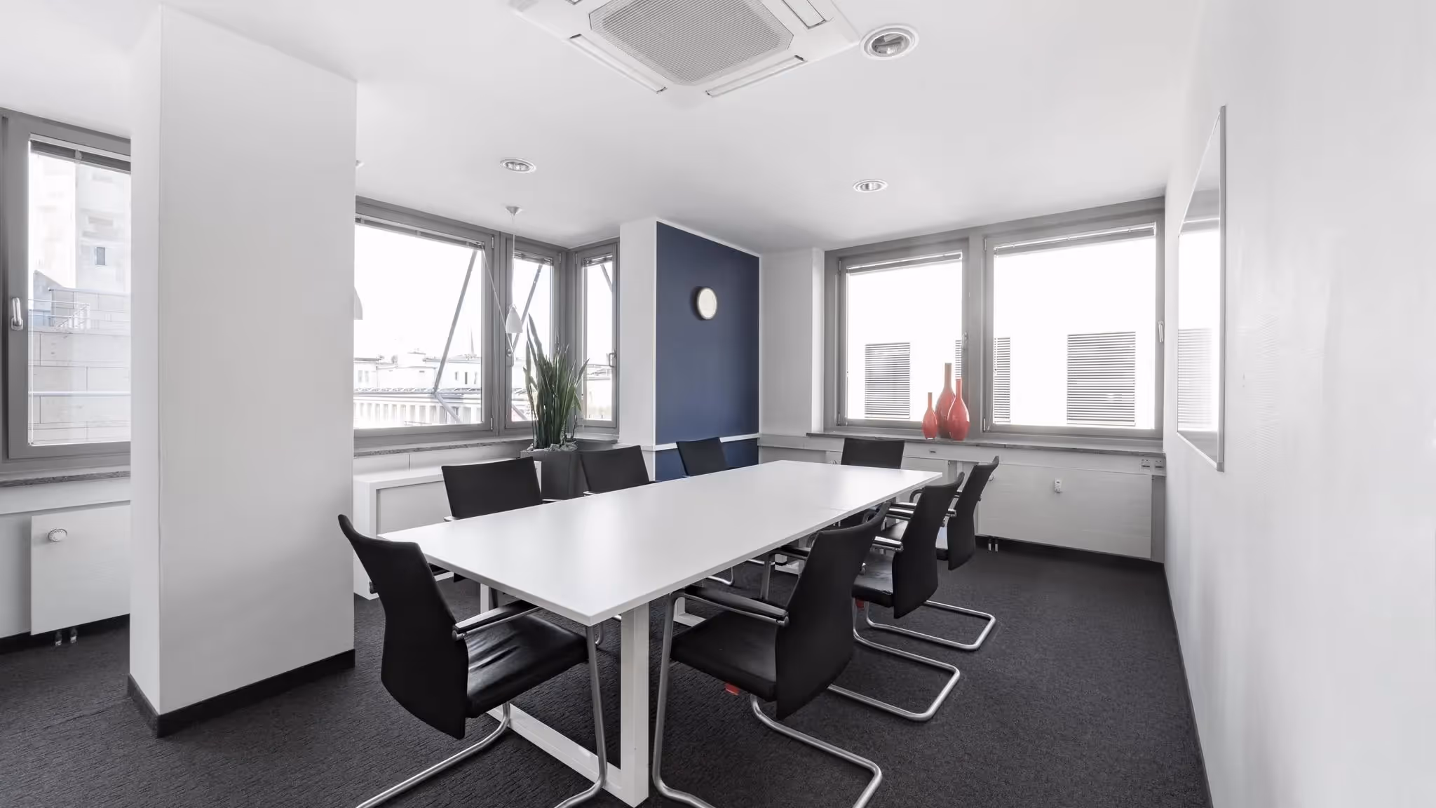 Neumarkt Galerie by Regus — Empfangsbereich mit flexiblen Arbeitsplätzen und moderner Architektur