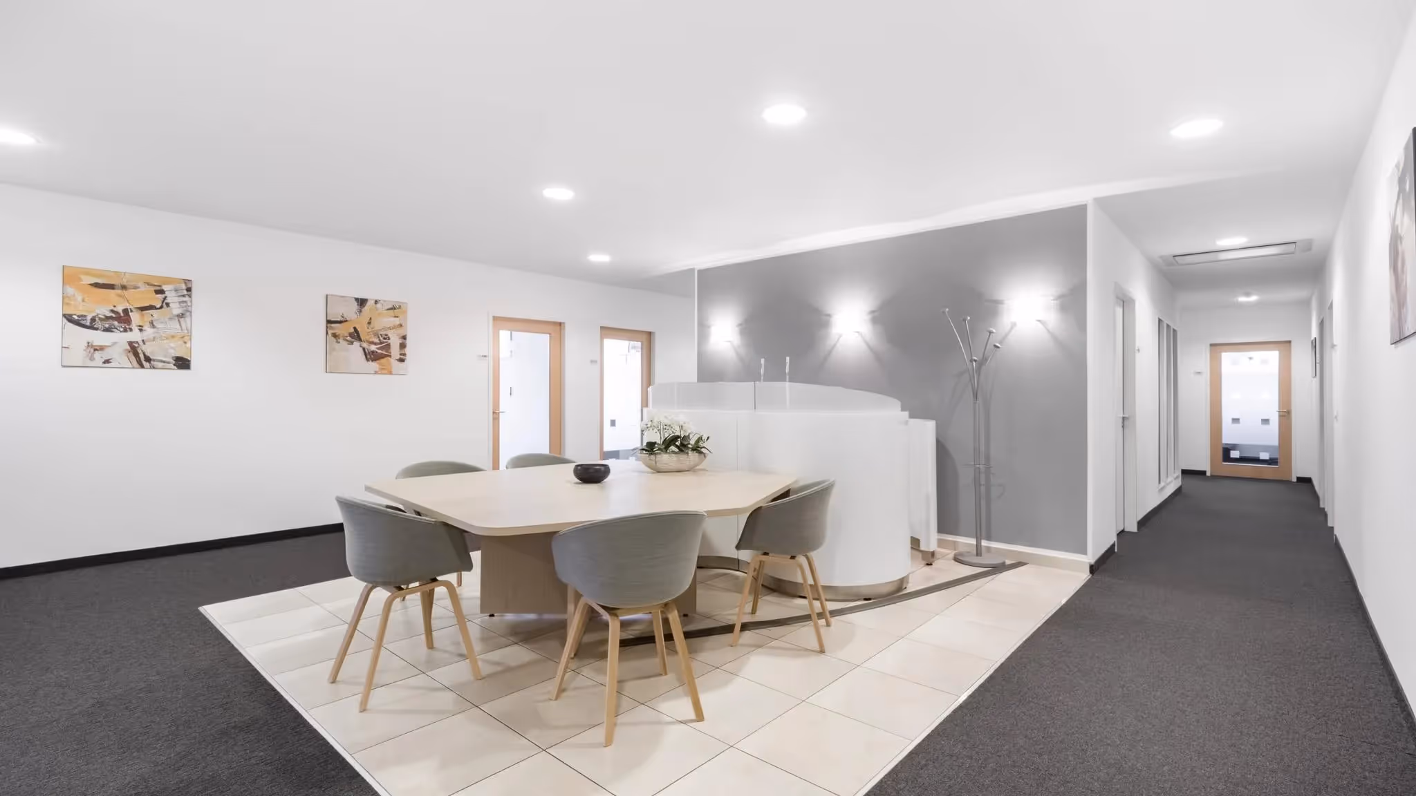 Neumarkt Galerie by Regus — Lounge mit flexiblen Arbeitsplätzen und moderner Architektur