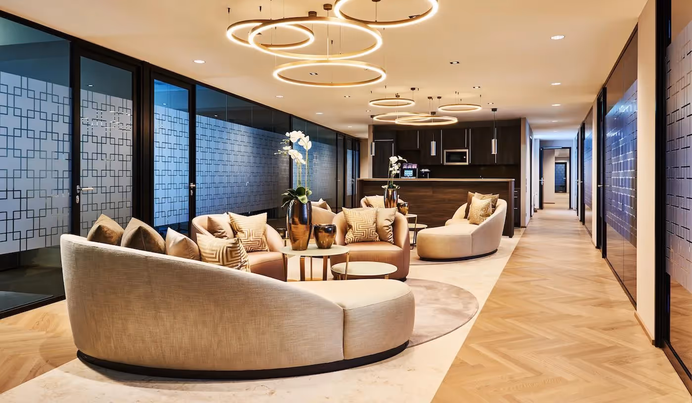 Wallarkaden by Collection — Empfangsbereich mit flexiblen Arbeitsplätzen und moderner Architektur