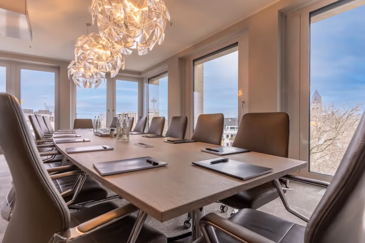 Wallarkaden by Collection — Empfangsbereich mit flexiblen Arbeitsplätzen und moderner Architektur