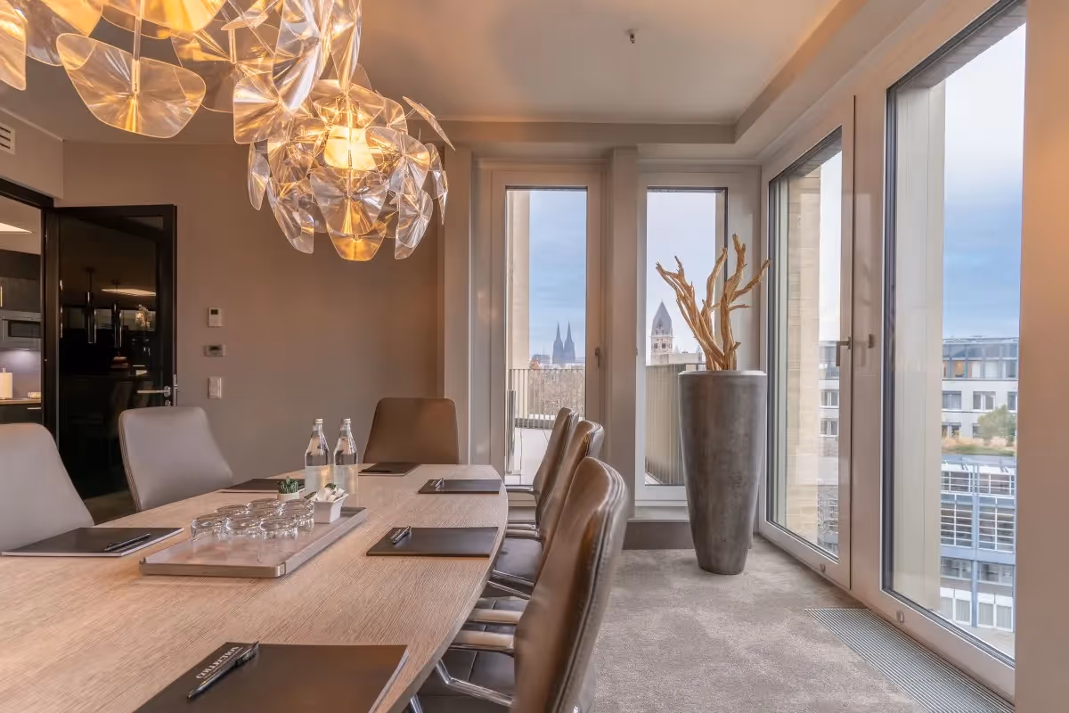 Wallarkaden by Collection — Besprechungsraum mit flexiblen Arbeitsplätzen und moderner Architektur