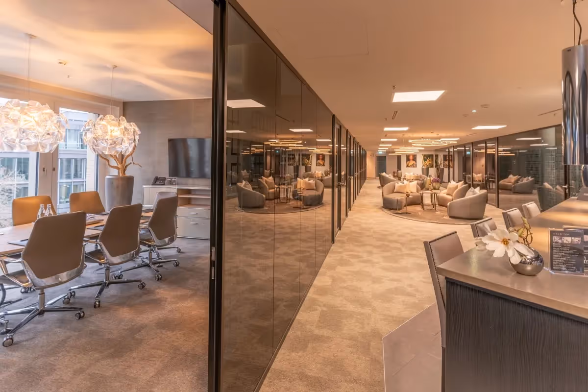 Wallarkaden by Collection — Lounge mit flexiblen Arbeitsplätzen und moderner Architektur