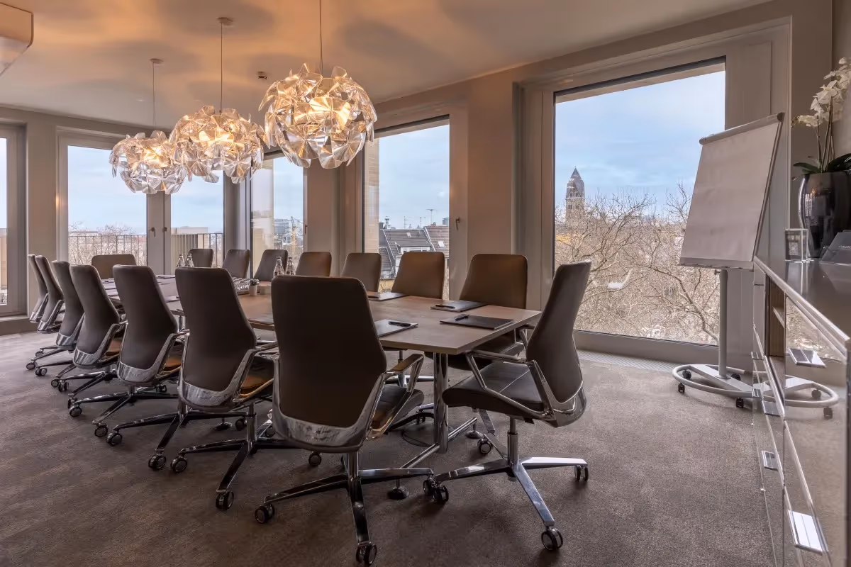 Wallarkaden by Collection — Arbeitsplatz mit flexiblen Arbeitsplätzen und moderner Architektur