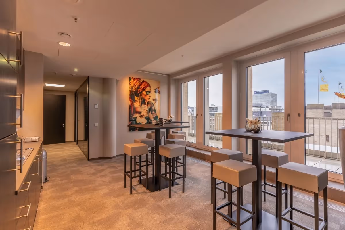 Wallarkaden by Collection — Meetingraum mit flexiblen Arbeitsplätzen und moderner Architektur