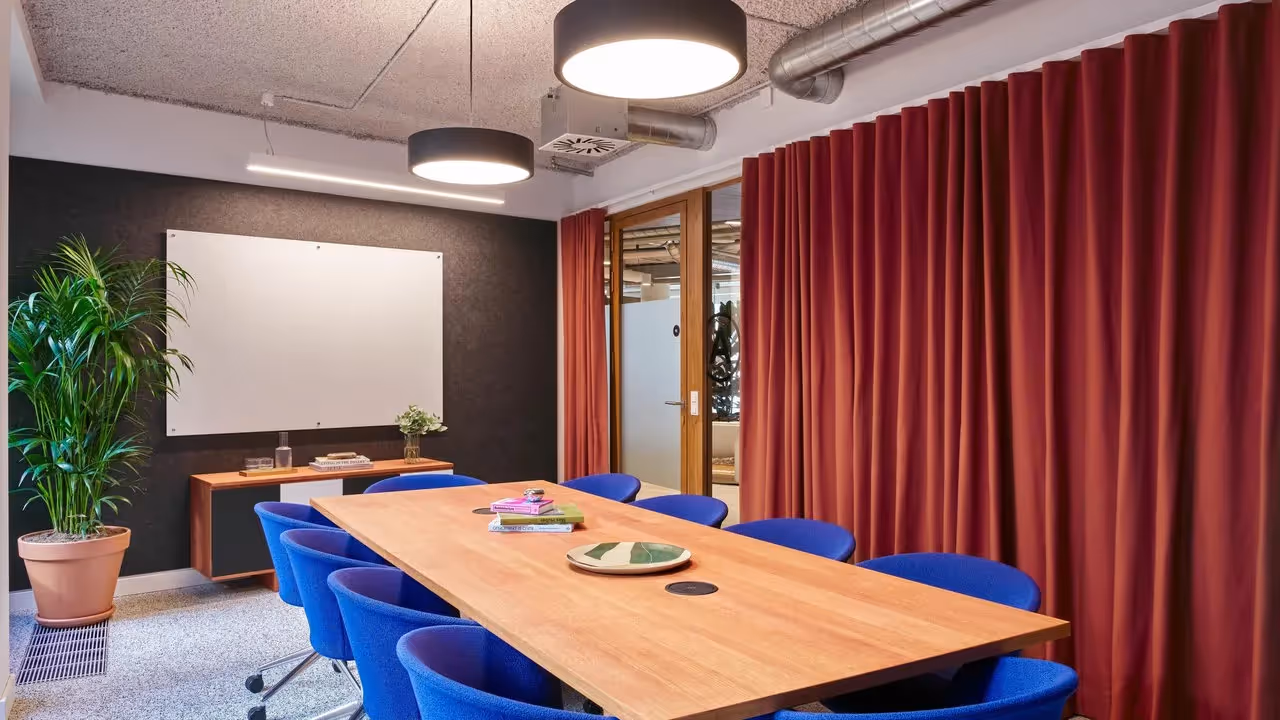 Rudolfplatz by WeWork — Konferenzraum mit flexiblen Arbeitsplätzen und moderner Architektur