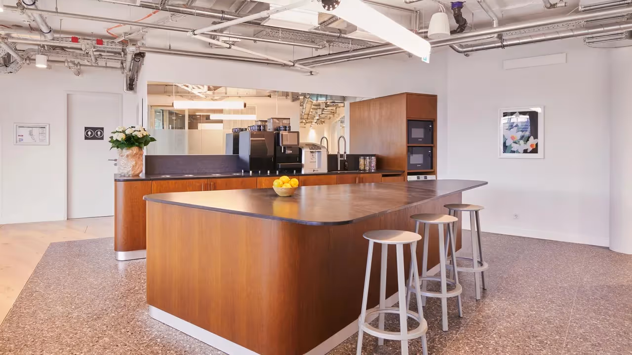 Rudolfplatz by WeWork — Meetingraum mit flexiblen Arbeitsplätzen und moderner Architektur